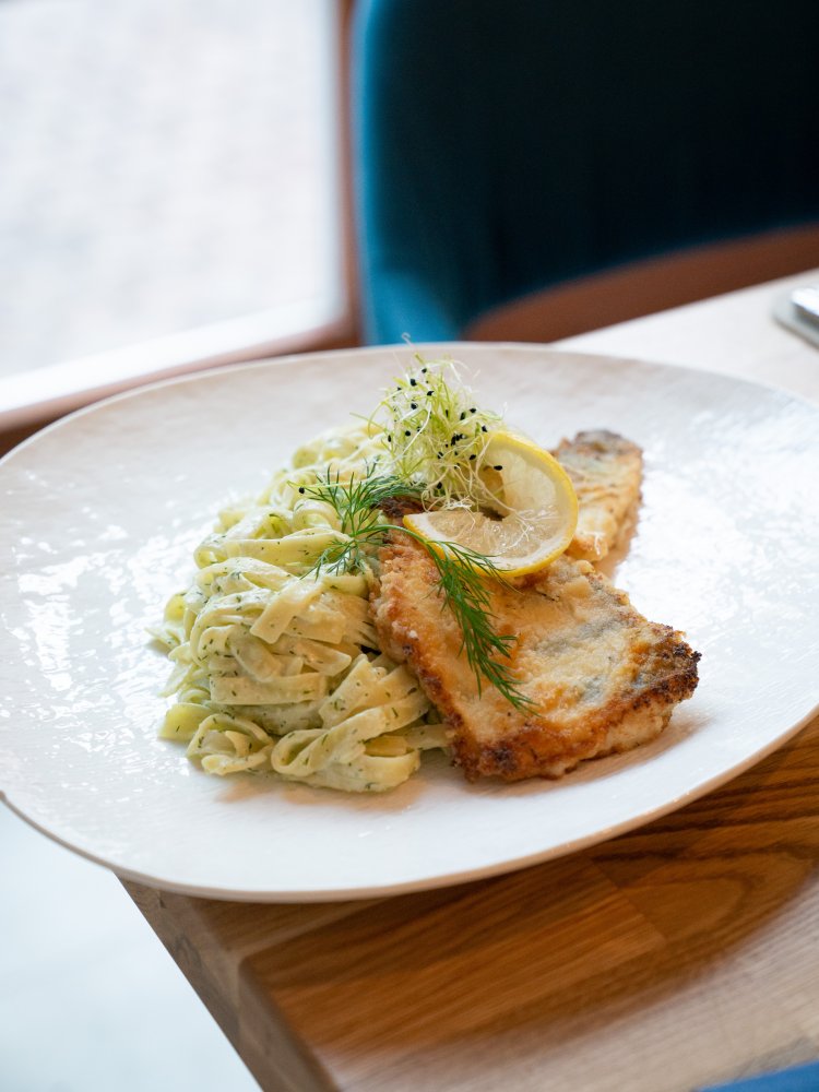 Gebratenes Zanderfilet auf Bandnudeln mit mediterraner Kräutersauce